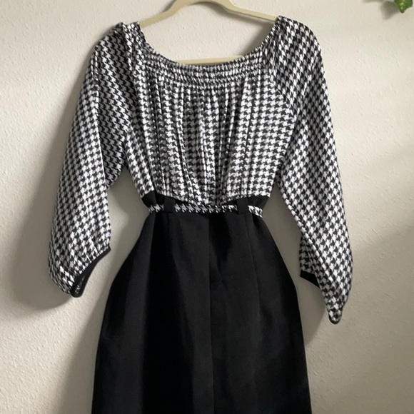 This dress comes with a houndstooth pattern on top with an adjustable tie waste - Picture 4 of 4